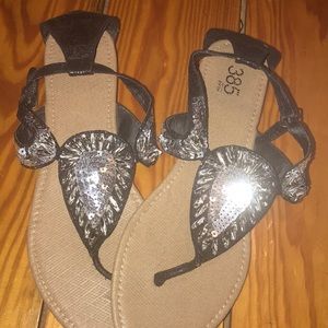 385 Fifth brand size 8.5 like new sandals